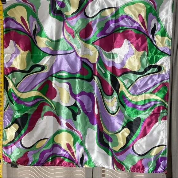 Dennis by Dennis Basso Vibrant Green Purple White Printed Scarf Pre-Owned 35” sq - Picture 15 of 15